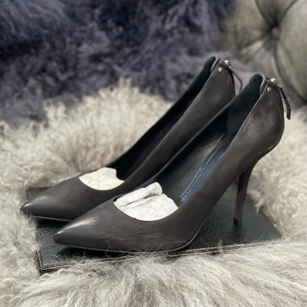 Black Leather Pointy Toe Vera Wang Heel